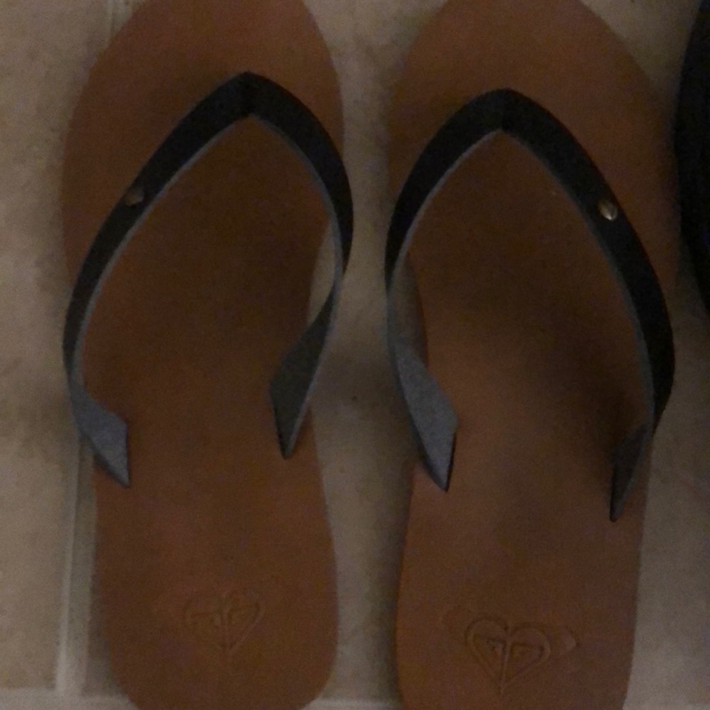 Women’s roxy flip flops size 8
